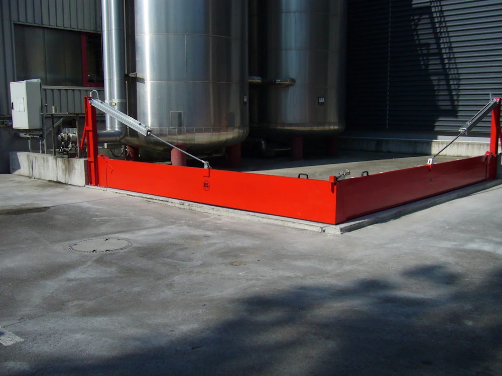 Barrière anti pollution installée pour sécuriser la zone autour de cuves.