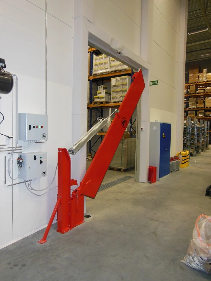 Déploiement d'une barrière anti pollution pour confiner les eaux d'incendie.